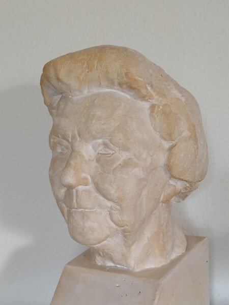 Amalie Hansen, kunstnerens mormor (1976). Gips. Højde inkl. sokkel 41 cm.