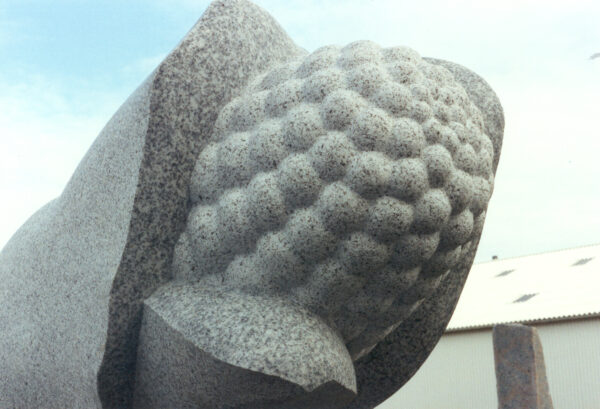 Arkitektens tørst, detalje (1991). Norsk granit (Tolga). Figur til vandkunstudsmykning i Århus Postcenter.