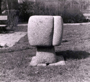 Fontænefigur (1974). Rød og blå bornholmsk granit. Højde 90 cm.