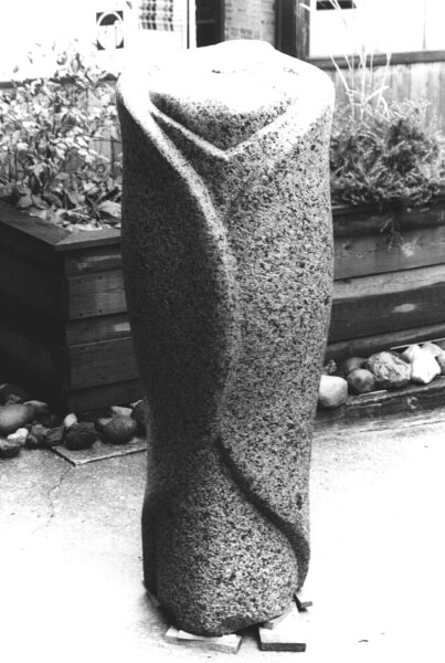 Indpakket (1979). Granit. Højde 130 cm. Købt af Nørgaards Højskole.