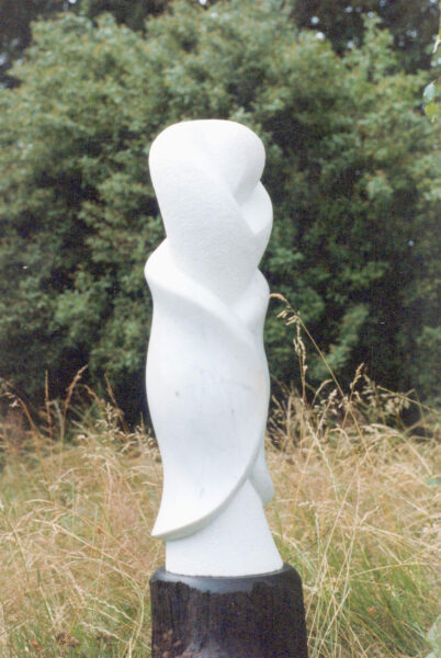 Introvert (1994). Marmor (Carrara) på sokkel af moseeg. Højde 70 cm.