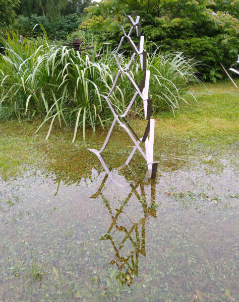 Mekanisk pagode (1987). Rustfrit strækmetal. 132 x 63 cm.