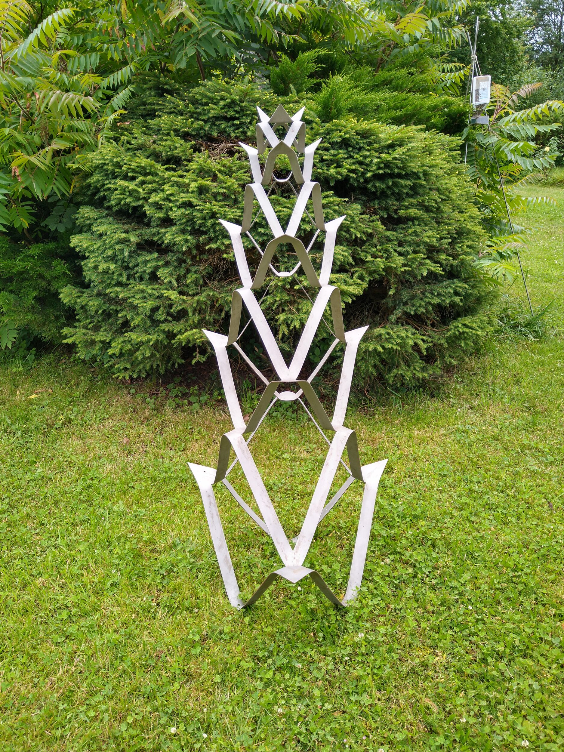 Mekanisk pagode (1987). Rustfrit strækmetal. 132 x 63 cm.