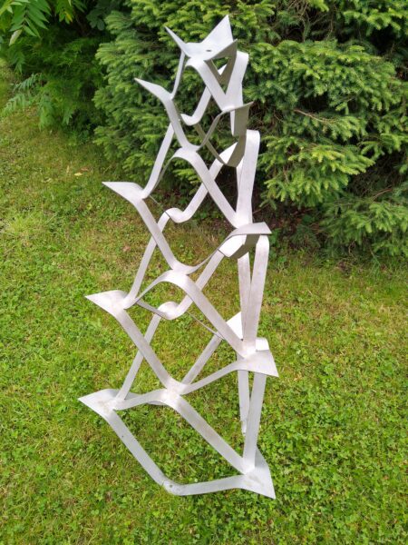 Mekanisk pagode (1987). Rustfrit strækmetal. 132 x 63 cm.