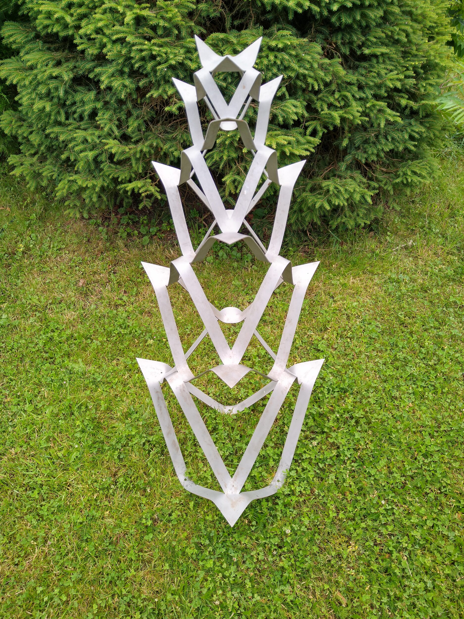 Mekanisk pagode (1987). Rustfrit strækmetal. 132 x 63 cm.