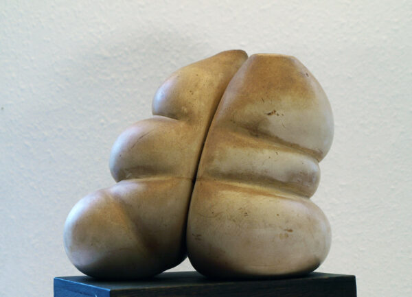 Par Nr. 4 (1985). Linoliemættet alabastergips. Højde 21 cm. Bredde 27 cm.