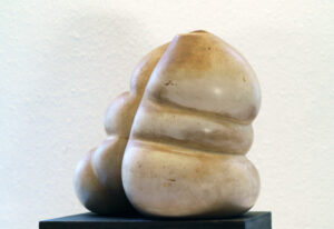 Par Nr. 4 (1985). Linoliemættet alabastergips. Højde 21 cm. Bredde 27 cm.