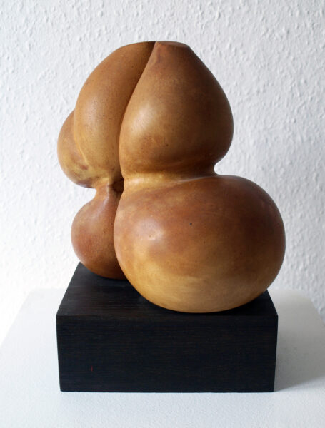 Par Nr. 5 (1985). Linoliemættet alabastergips. Højde 21 cm.