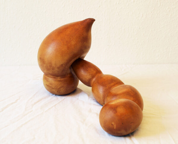 Par Nr. 7 (1985). Linoliemættet alabastergips. Højde 21 cm. Længde 37 cm.