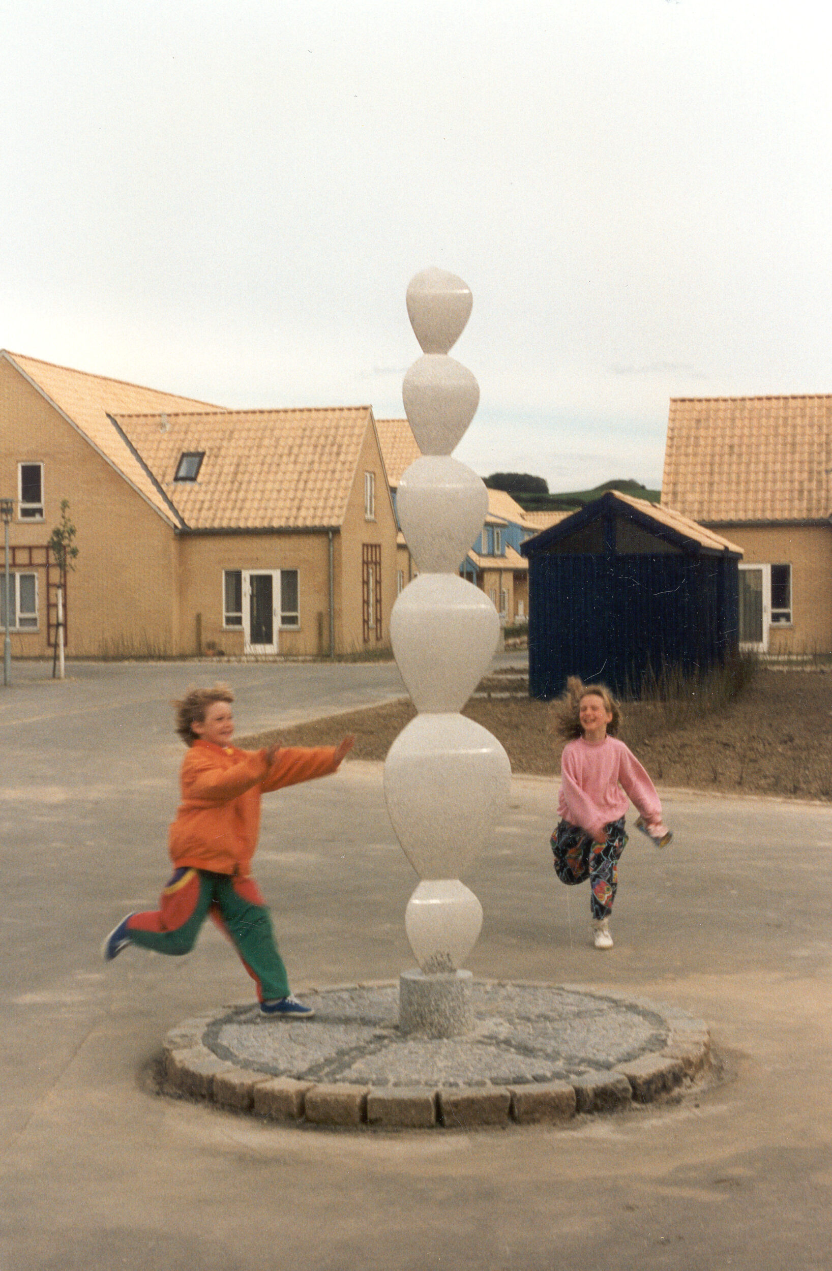 Phigur (1991). Kunststen af Synopal. Højde ca 2,5 meter. Boligforeningen Håndværkerparken, Højbjerg, Århus. Værkets flader, former og proportioner har konstanten Phi som geometrisk grundelement.