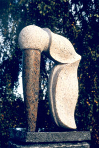 Port (1990). Skitse i granit (Halmstad) på sort granitsokkel. Højde 40 cm.