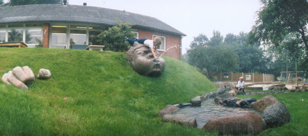 Skovbakketrolden (1987). Springvand. Halmstadgranit. Her fotograferet på værkets oprindelige plads, en legeplads på Skovbakken i Odder. Vandstyringen var interaktiv; når børnene satte en finger på munddysen, svarede trolden ved at fnyse gennem næsen.