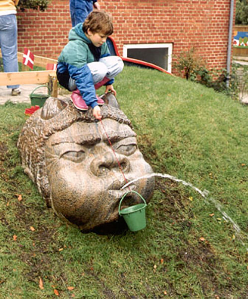 Skovbakketrolden (1987). Springvand. Granit. Fotograferet på springvandets oprindelige plads.