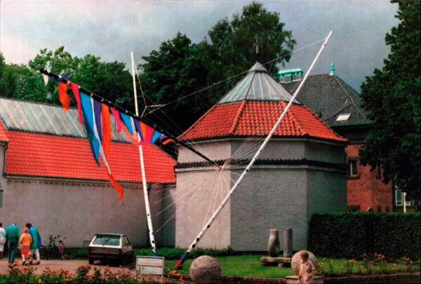 Solidaritet (1987). Forstærkede glasfiberflagstænger og maritimt tovværk. Længde 15 meter. Højde 13 meter. Bredde ca. 8 meter. Fotograferet ved Aarhus Kunstbygning. Senere erhvervet af Herning Kunstmuseum.