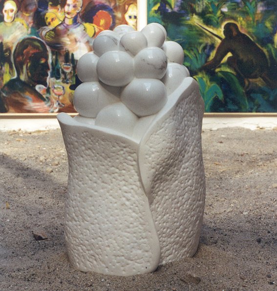 Spire (1994). Marmor. Foto fra udstillingen Synteses permanente kulturlaboratorium, Fensten. I baggrunden: Malerier af Per Johan Svendsen.