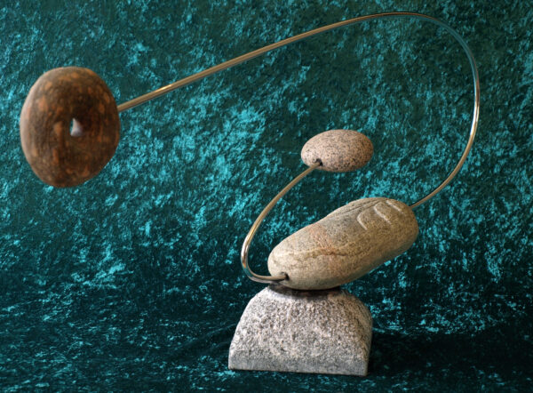 Springfyr (2022). Granit, strandsten, rustfrit fjederstål, magneter. Højde 41cm. Længde 81cm. Diameter ved rotation max 100cm.