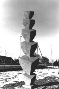 Stele (1977). Specialbeton. Højde 2,5 meter. Specialarbejderskolen, Herlev.