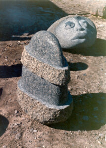 Stjerneøje og Båndfigur (1988). Marksten, granit, gnejs. To af de fem figurer til udsmykingen Aflejringer fra fritiden. Børglumparken, Boligselskabet Fruehøjgaard, Herning.