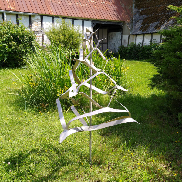 Strakt (1987). Rustfrit strækmetal. 87cm x 75cm.