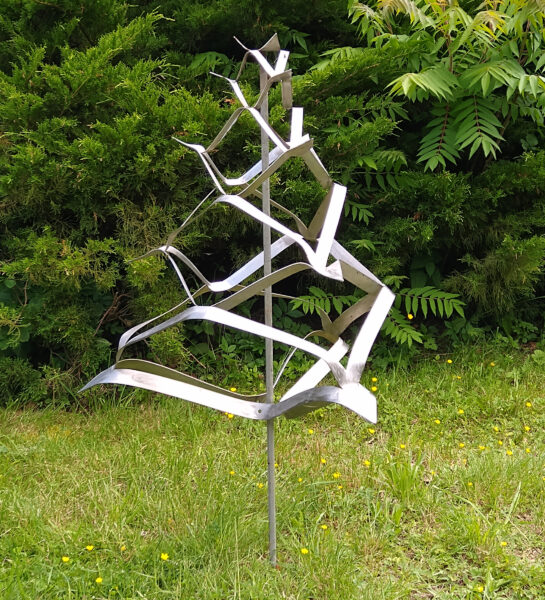 Strakt (1987). Rustfrit strækmetal. 87cm x 75cm.