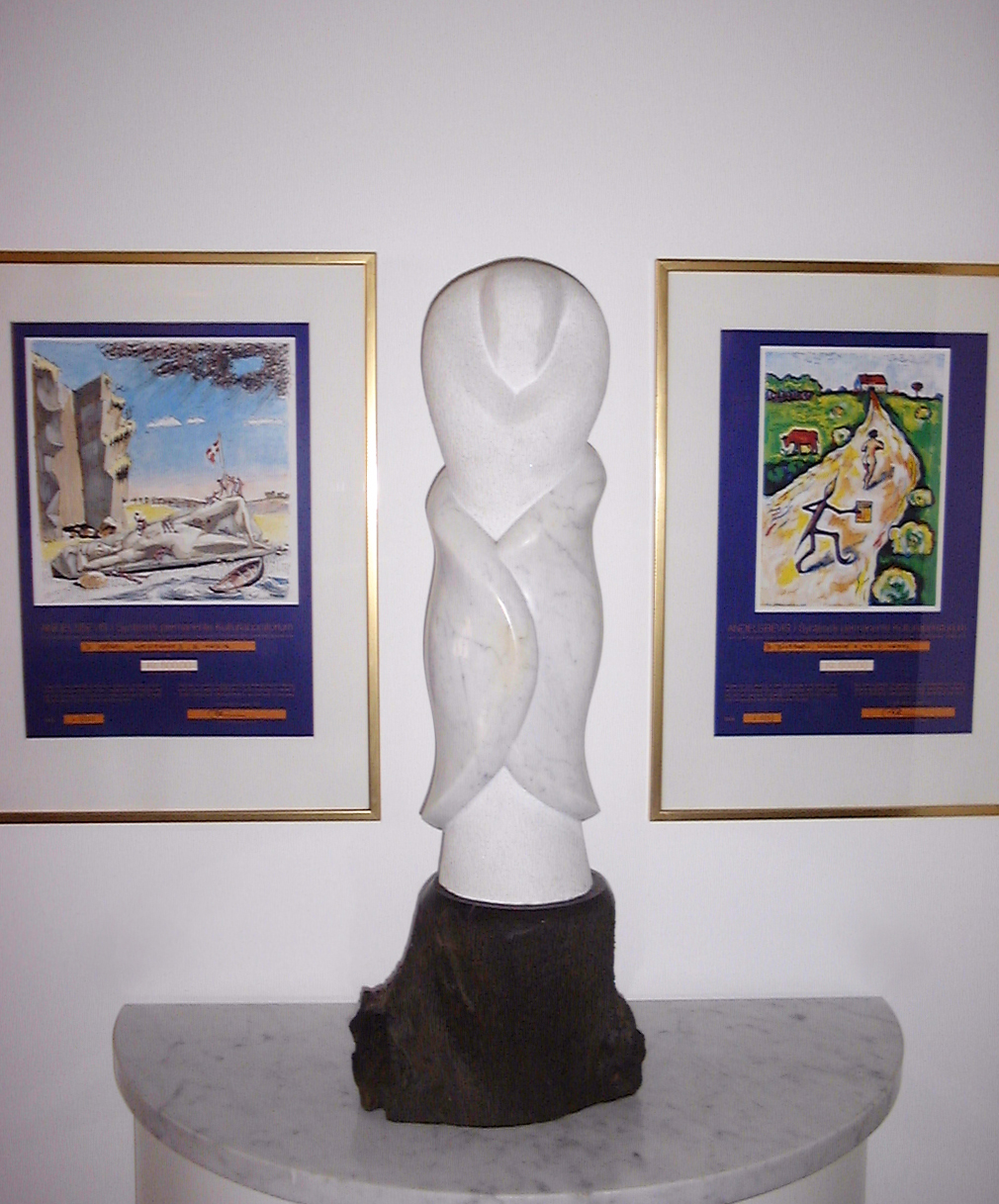 Introvert (1994). Marmor (Carrara) på sokkel af moseeg. Højde 70 cm.