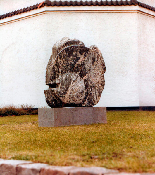 Udsagn (1979). Granit. Højde ca. 2m. Kunstnernes Påskeudstilling, Århus Kunstbygning. I 1981 blev denne skulptur sprængt med dynamit.