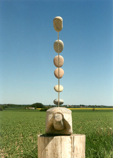 Vindfølsom vogter (1997). Mobile. Granit, strandsten, rustfrit fjederstål. 140 cm x 100 cm x 30 cm.